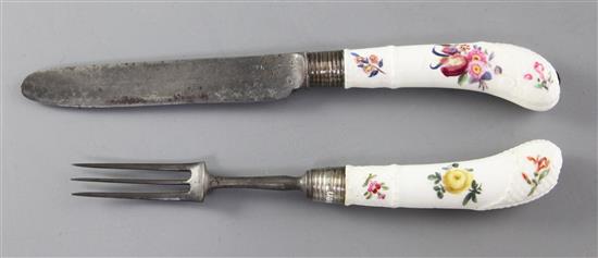 A Meissen porcelain handled knife and fork, c.1750, 19.5cm and 20cm